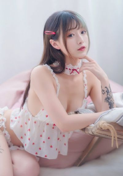 刷子刷女生子脚底心羽毛