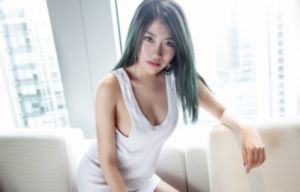 挠美女脚心
